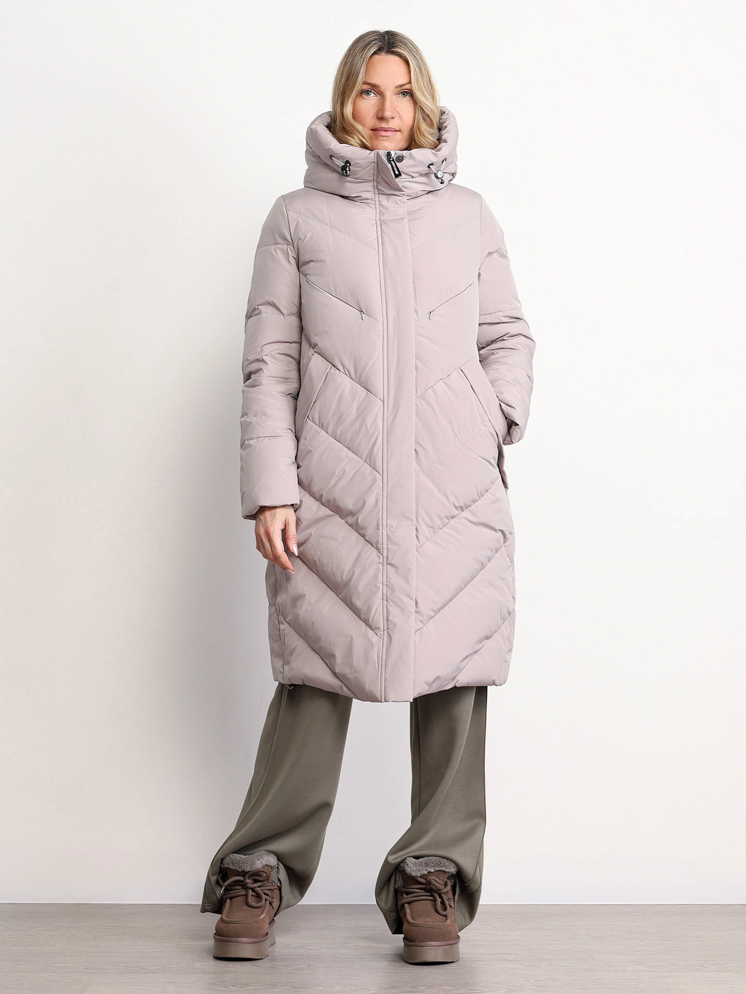 Пуховик бежевого цвета с двойным капюшоном